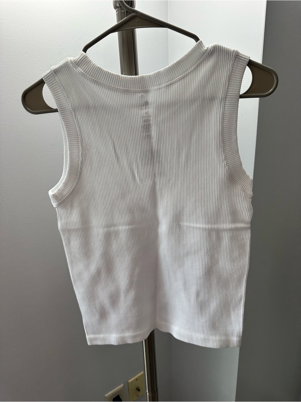 Buckle White Ribbed Tank Top - Picture 2 of 3